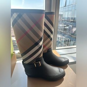 Brand new never use Burberry rain boots size 40